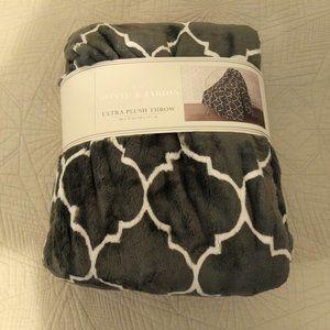 Monte & Jardin Ultra Plush Throw 60 x 70 inches "Brand New"